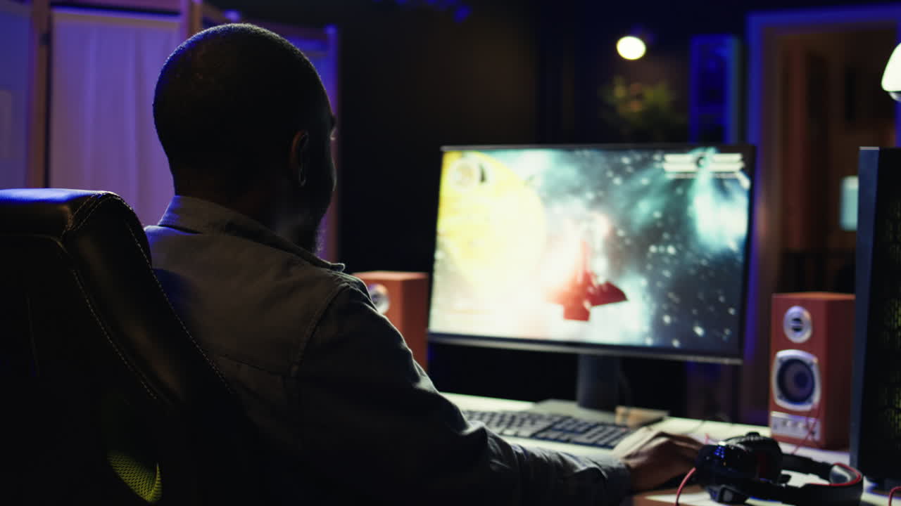 네온 조명 아파트에서 우주선 비행 게임을 즐기는 게이머