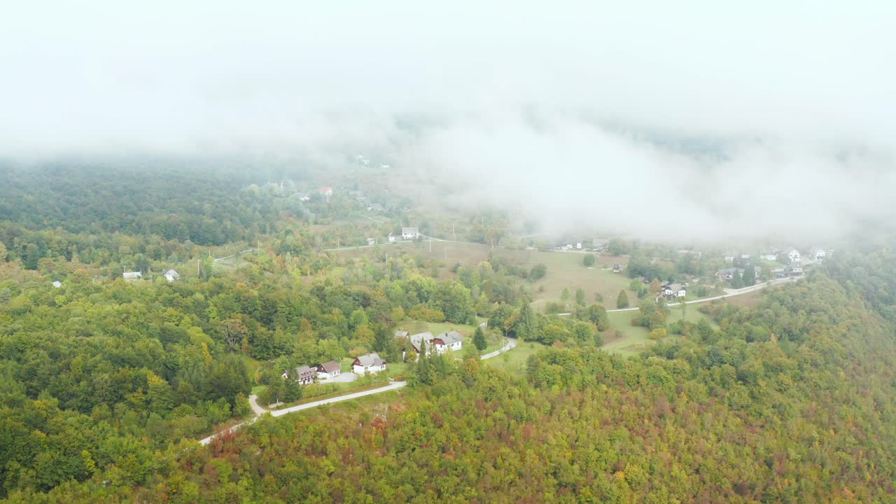 가을에 형형색색의 산악 마을을 날아다니는 장엄한 공중 드론