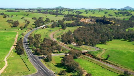 Larga-Carretera-Entre-Los-Vastos-Pastizales-En-El-Campo-De-Australia