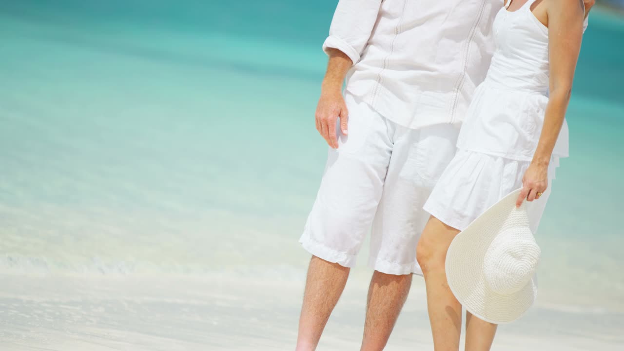 беспечная молодая мужчина женщина белая пара в отпуске