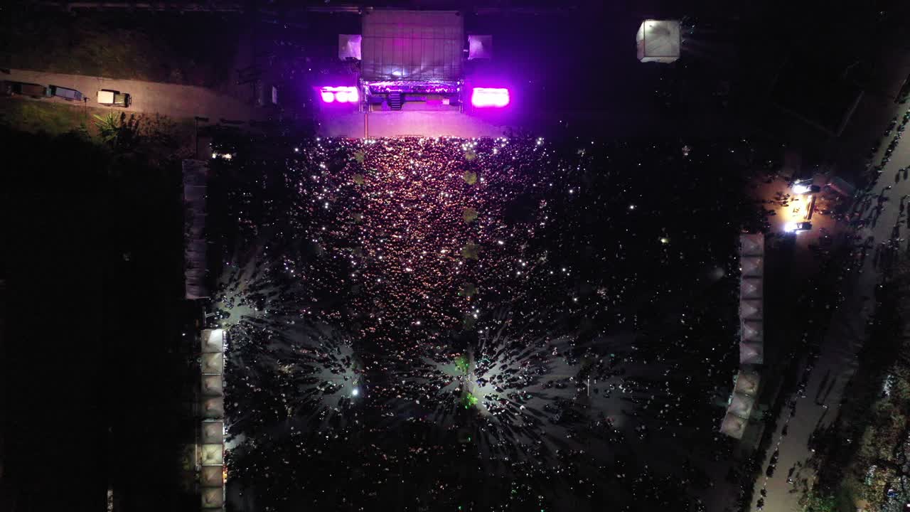 야간 야외 콘서트 에서 큰 군중