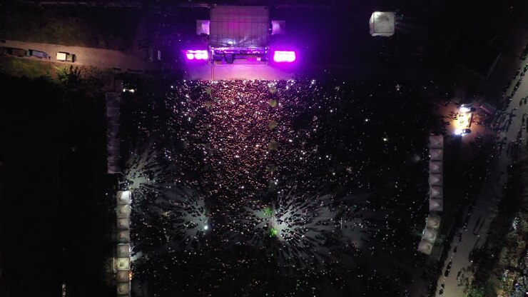 gran multitud en un concierto nocturno al aire libre