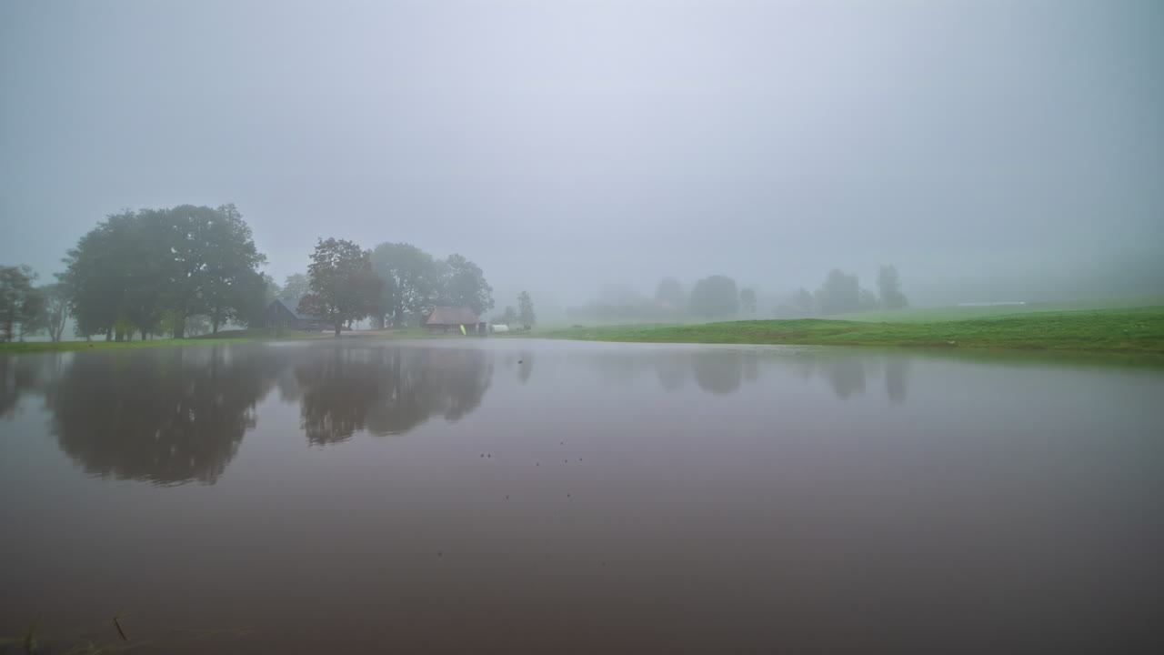 туманное, туманное утро в хижине у озера - промежуток времени