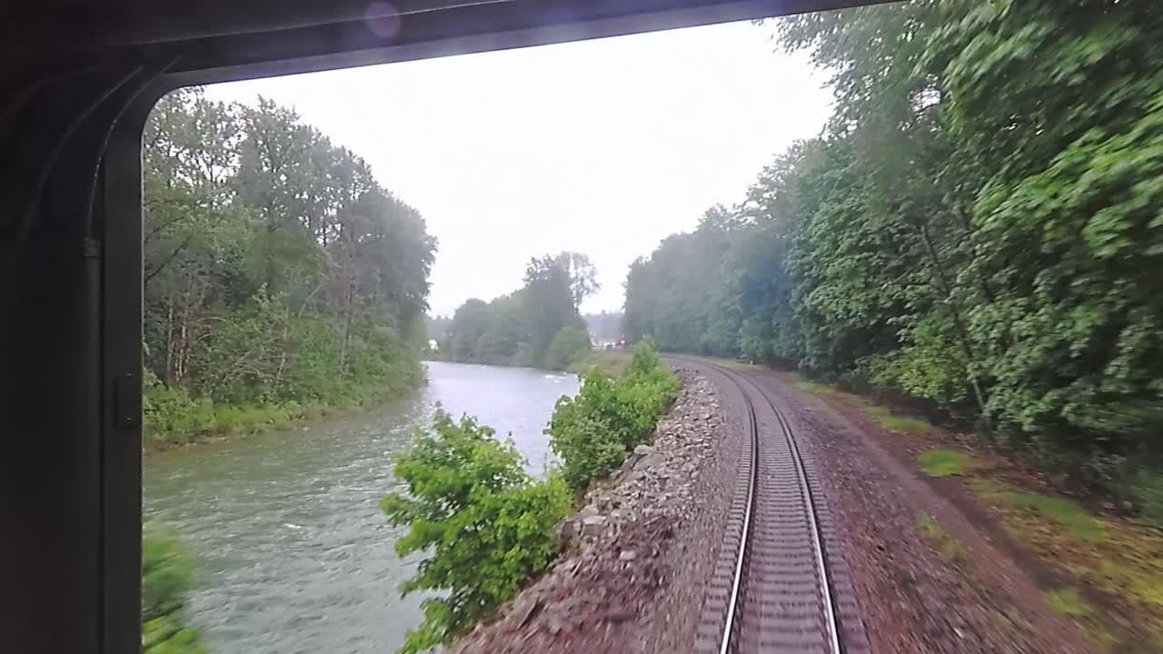 timelapse del tren en movimiento vista desde la ventana trasera