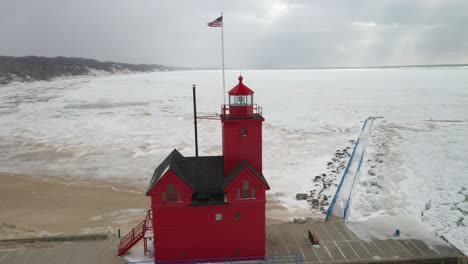 Holanda,-Faro-De-Michigan-En-El-Invierno-En-El-Lago-Michigan-Con-Vista-De-Círculo-De-Drones