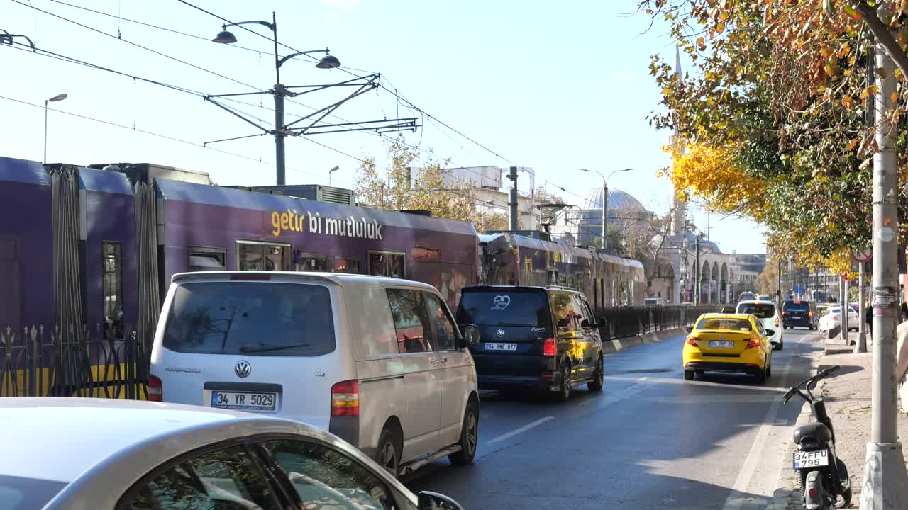 트램과 차량과 함께 이스탄불 거리 장면
