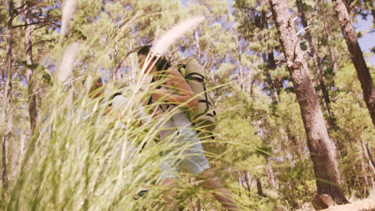 부부는 함께 이야기하고 있습니다.