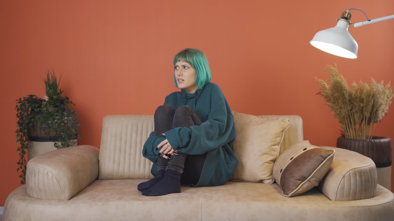 두려움과 스트레스에 시달리는 젊은 여성