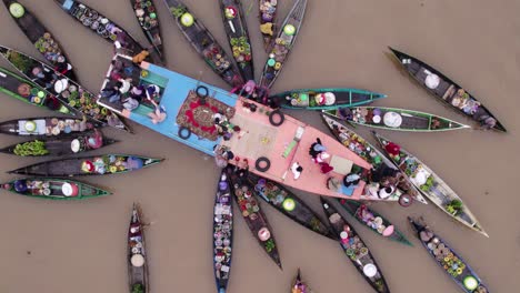 por encima del auténtico mercado flotante de alimentos en el río en asia, de arriba hacia abajo