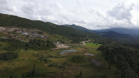 Drohne-Nimmt-Eine-Luftaufnahme-Der-Kleinen-Stadt-Auf,-Die-Im-Grünen-Tal-Von-Rauland,-Norwegen,-Liegt