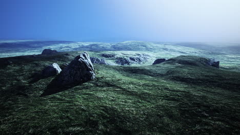 Piedra-De-Arena-Grande-Y-Fondo-De-Colina-De-Hierba-Verde