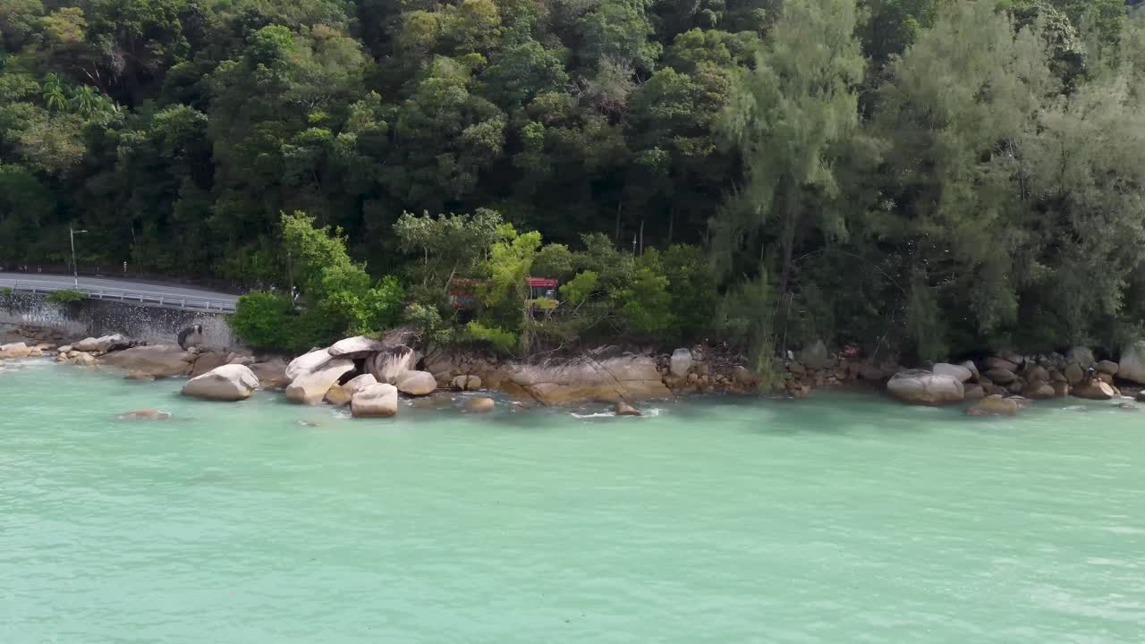 туристический автобус, путешествующий по побережью