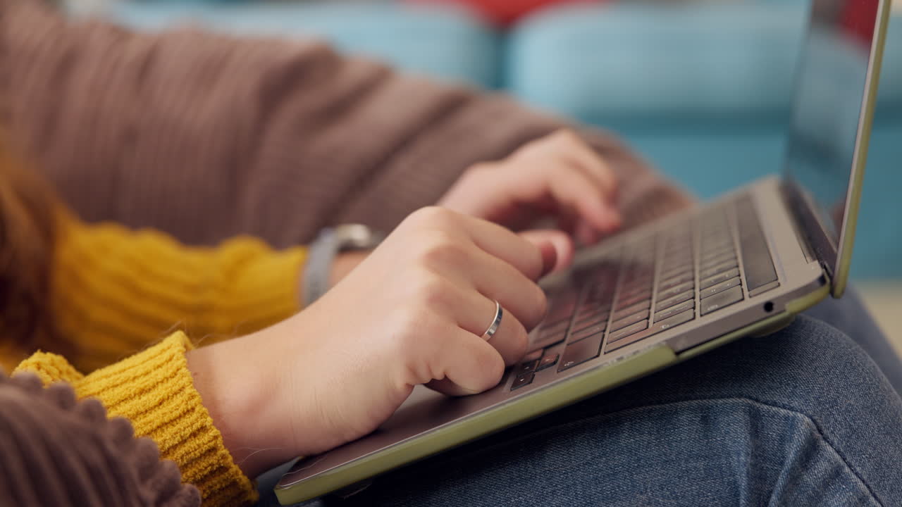 mujer escribiendo en una computadora portátil