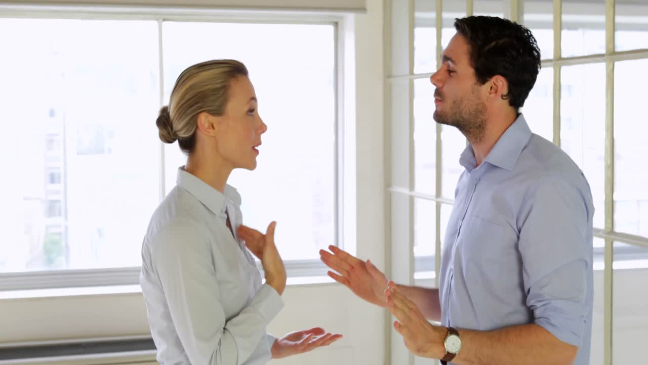 jóvenes colegas discutiendo