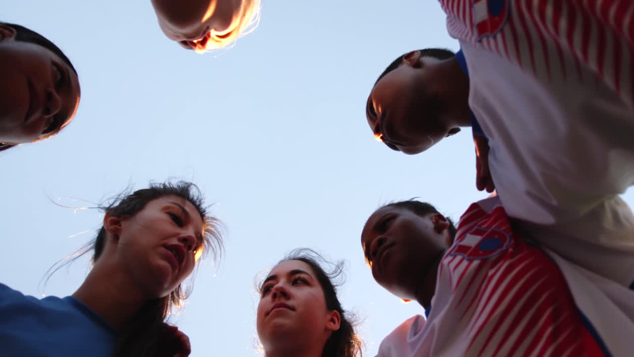 vista de bajo ángulo de un equipo de fútbol femenino diverso 4k