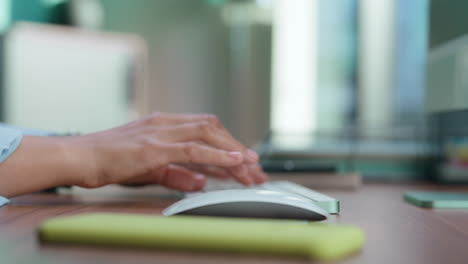 ceo de primer plano con las manos escribiendo en el teclado de la computadora. trabajador anónimo comprobando el mensaje
