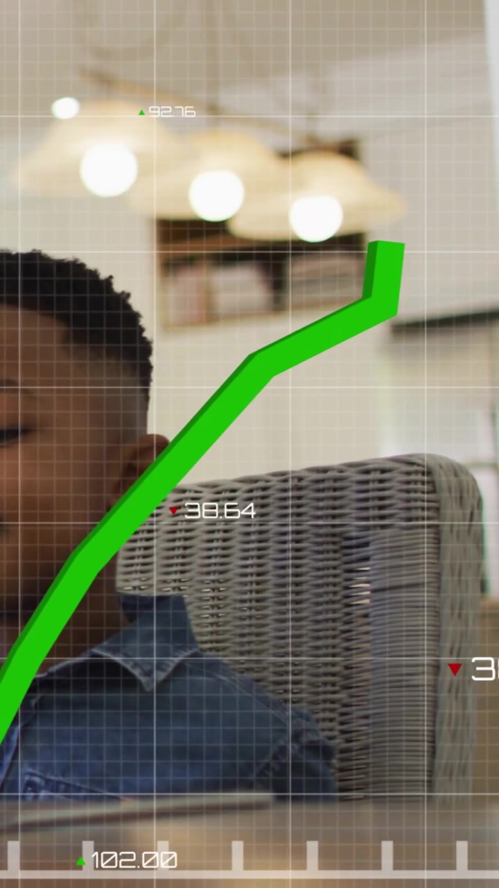 Ragazzo seduto su una poltrona di vimini, con un overlay HUD che appare sul grembo, animando un grafico di crescita finanziaria.