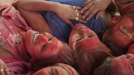 gente multiétnica celebrando el festival de los colores holi en la india