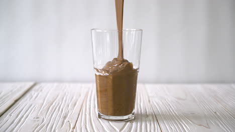 batido de batido de chocolate en vaso