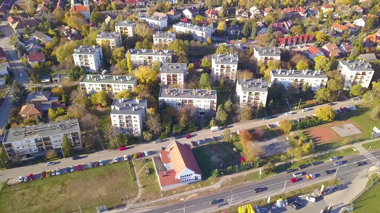 헝가리 부다페스트 인근 교외 지역의 아파트 블록에 대한 공중 궤도 2부 드론 샷