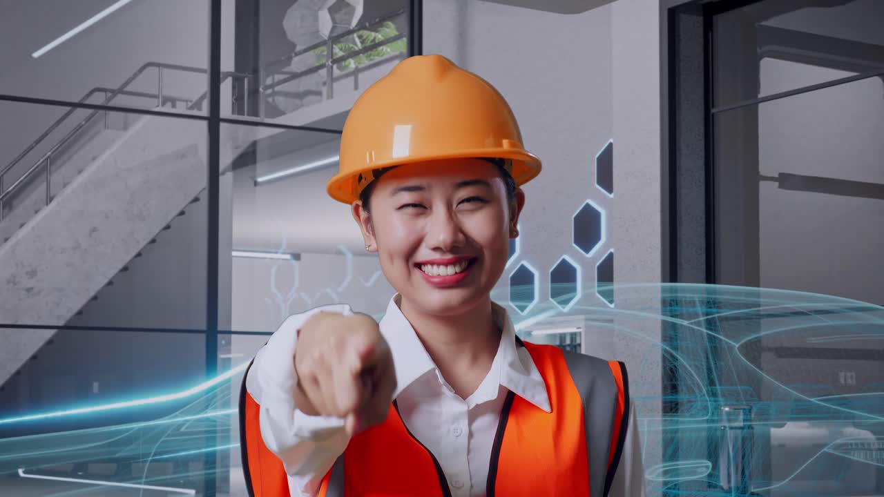 안전 헬을 입은 아시아 여성 엔지니어가 웃으며 가을 만지며 전기 차량 개념으로 서있는 동안 당신을 가리키고 있습니다.