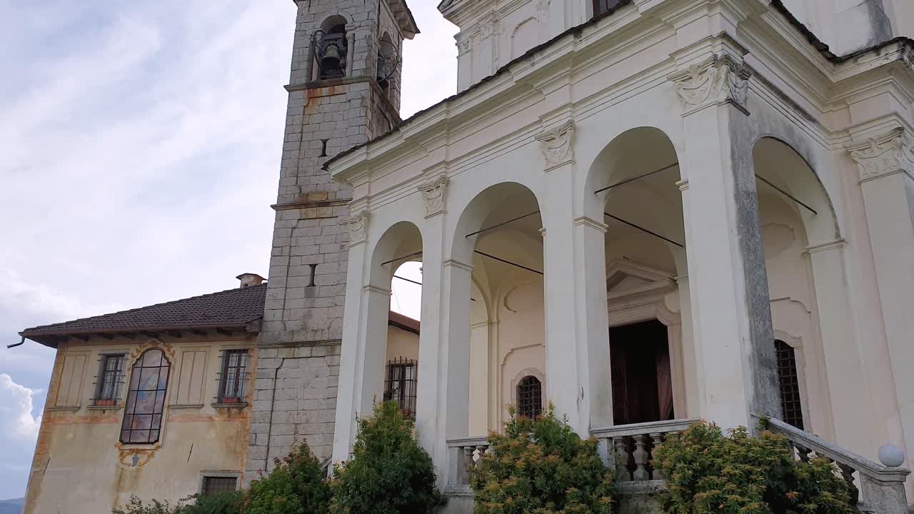 ángulo bajo de la fachada de la iglesia del santuario de madonna del sasso en italia