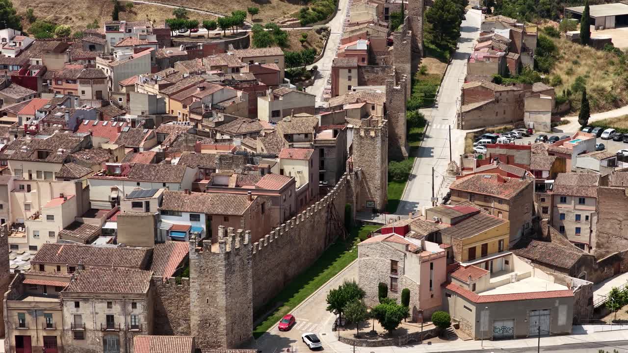 Vista aérea de una ciudad histórica con murallas medievales