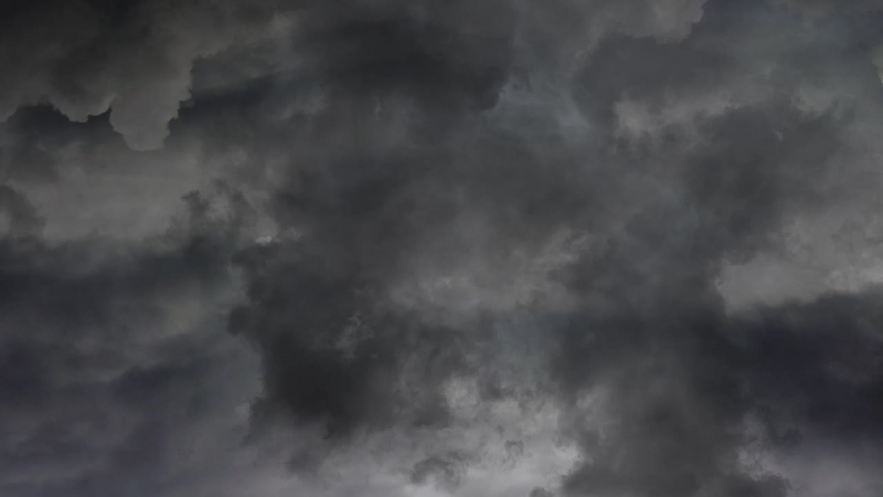 4k ver nubes de tormenta oscuras y relámpagos llamativos
