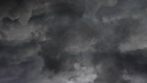 4k-Ver-Nubes-De-Tormenta-Oscuras-Y-Relámpagos-Llamativos