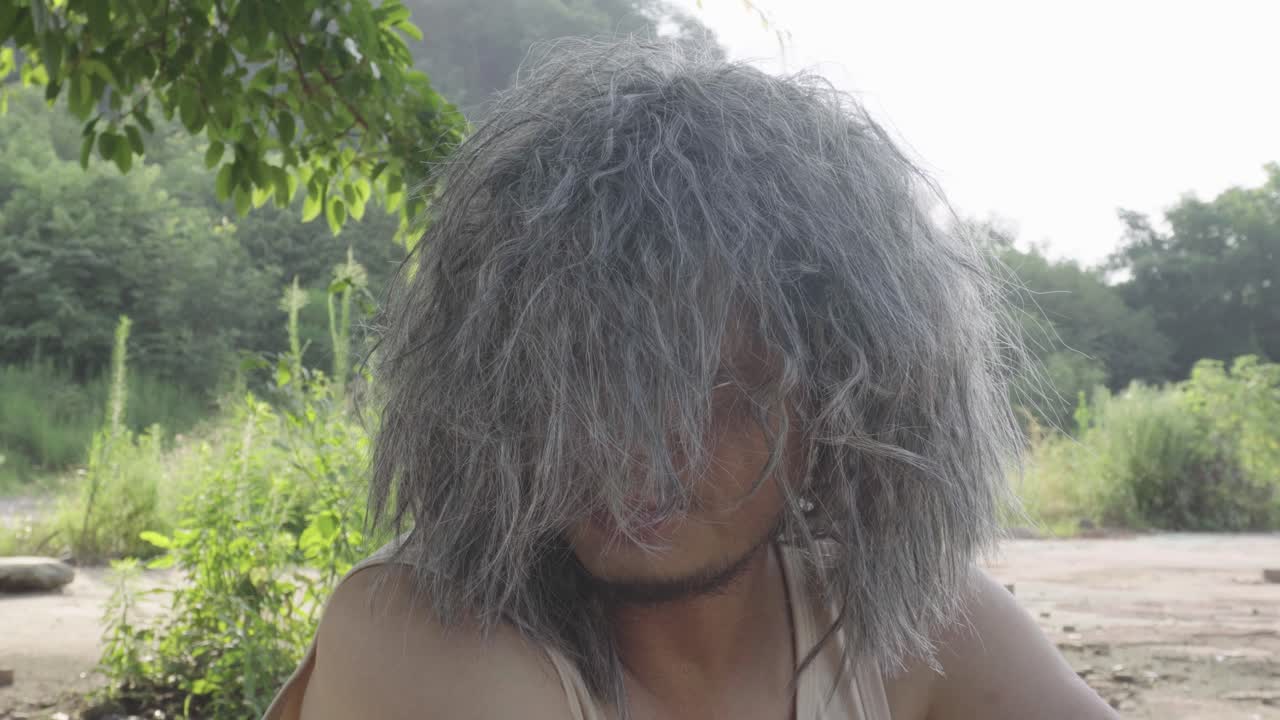 이 비디오는 외에 앉아 있는 노인이 황폐한 환경에서 스스로 이야기하는 것을 보여줍니다.