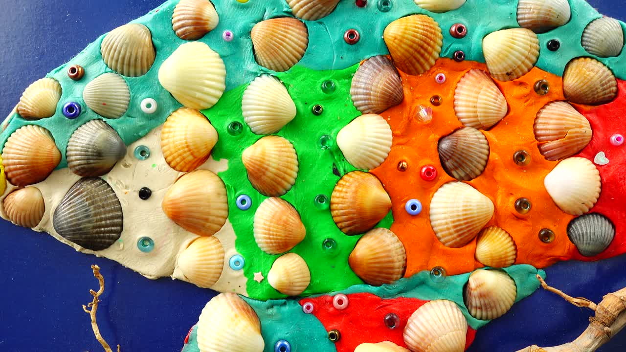 Das Fischmodell aus Knetmasse und Muscheln