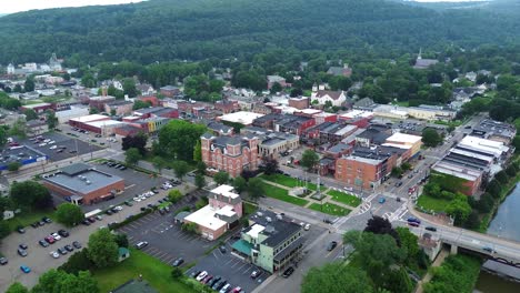 Owego,-Nueva-York-En-El-Río-Susquehanna,-Drone-Aéreo