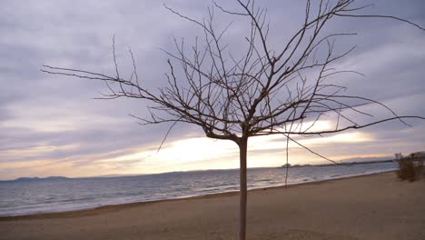 Un-Atardecer-Nublado-En-La-Playa-De-Un-Pueblo-Llamado-Roses-En-La-Costa-Brava.