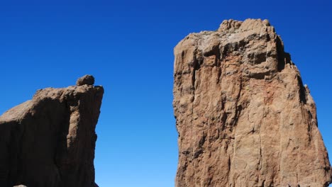 Tilt-up-of-Tourists-visiting-"Roque-Nublo",-Gran-Canaria