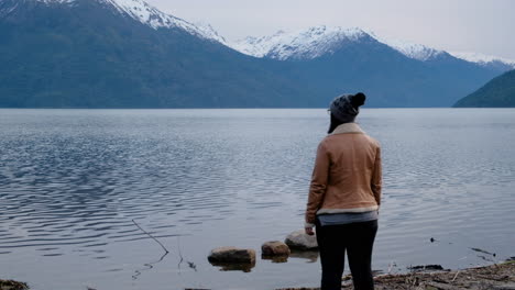 Junge,-Winterlich-Gekleidete-Brünette,-Die-Auf-Die-Landschaft-Starrt-Und-Von-Links-Nach-Rechts-Schwenkt