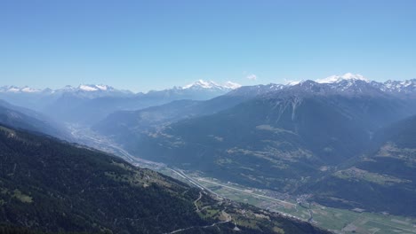 Muy-Buena-Visión-General-De-Drones-Del-Valle-De-Valais-En-El-Sur-De-Suiza,-Clima-Soleado-Perfecto