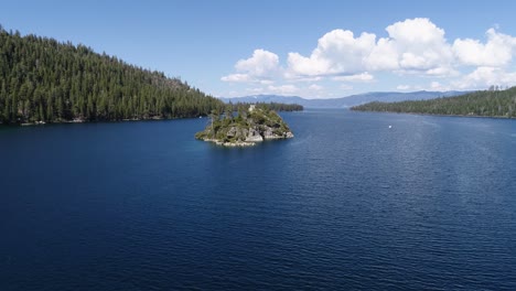 Eine-4K-Drohnenaufnahme-Von-Fannette-Island,-Die-Mitten-In-Der-Emerald-Bay-Liegt,-Einem-Nationalen-Naturdenkmal-Auf-Der-Kalifornischen-Seite-Des-Lake-Tahoe