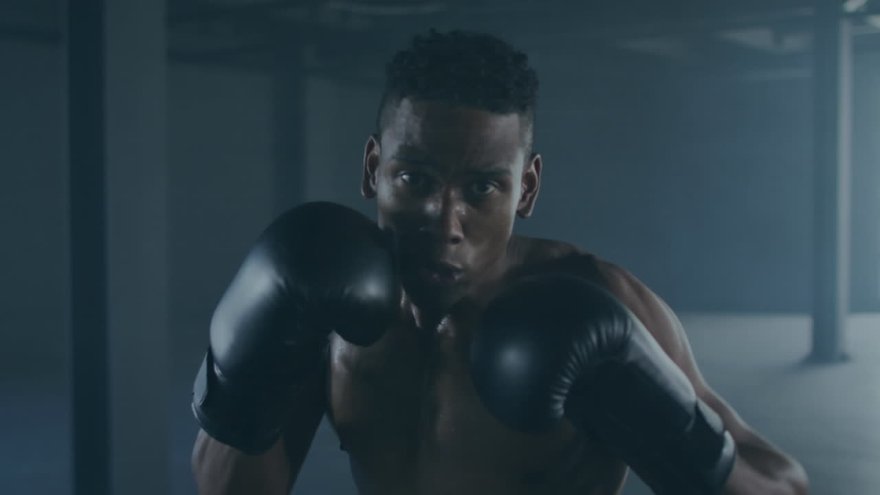 animación de interferencia sobre el boxeador masculino de dos razas golpeando