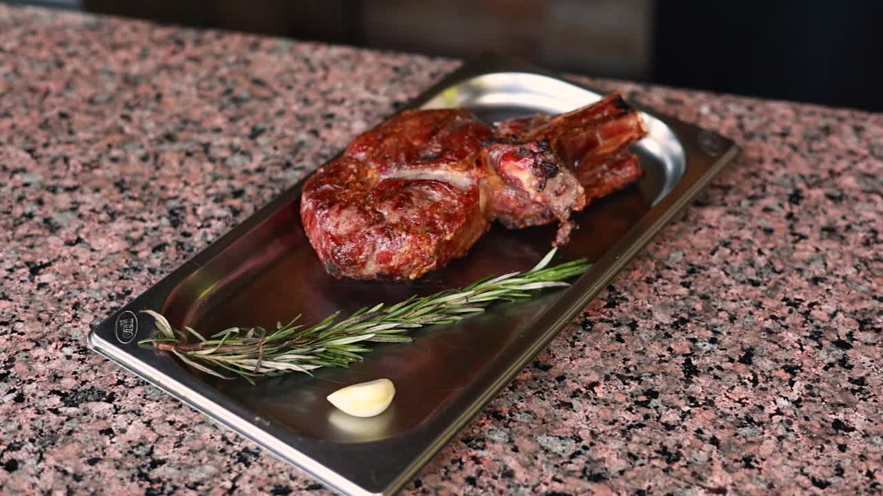 bistec de costillas a la parrilla