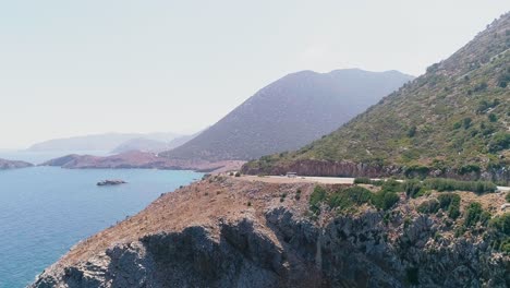 una toma de un dron de una carretera en la costa de la isla griega de creta