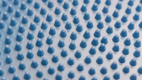 espigas de goma azules giratorias lentas en bucle en el masajeador o en el disco de equilibrio