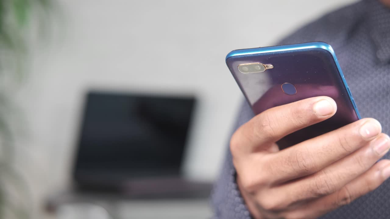 persona con un teléfono inteligente