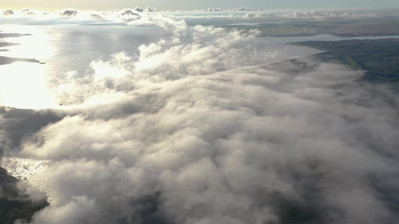 vista aérea de las nubes sobre el estanque de la central hidroeléctrica, niebla al amanecer