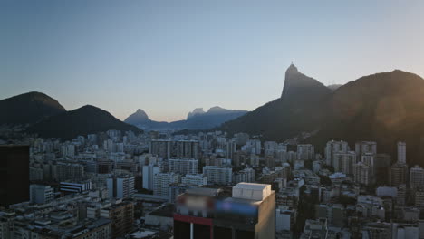 Timelapse-De-Ariel-Alejándose-De-La-Estatua-Del-Cristo-Redentor-En-Río-De-Janeiro,-Brasil,-En-El-Barrio-De-Botafogo