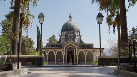 Entrada-De-La-Iglesia-De-Las-Bienaventuranzas