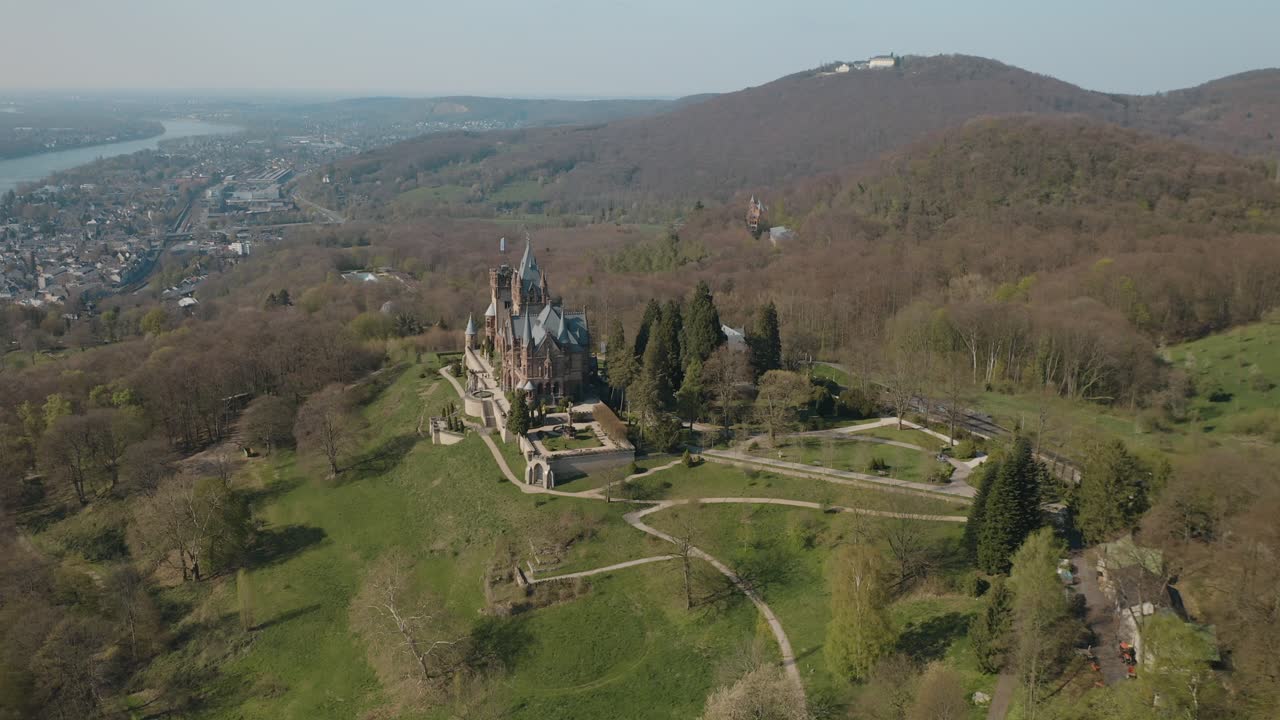 drone - toma aérea del castillo drachenburg y el río rhine siebengebirge cerca de bonn - königswinter 30p