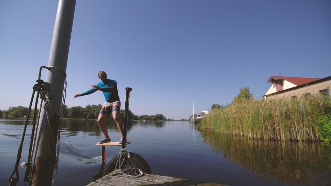 호일 서퍼가 다리에 착지하고 시원하게 걷는다.