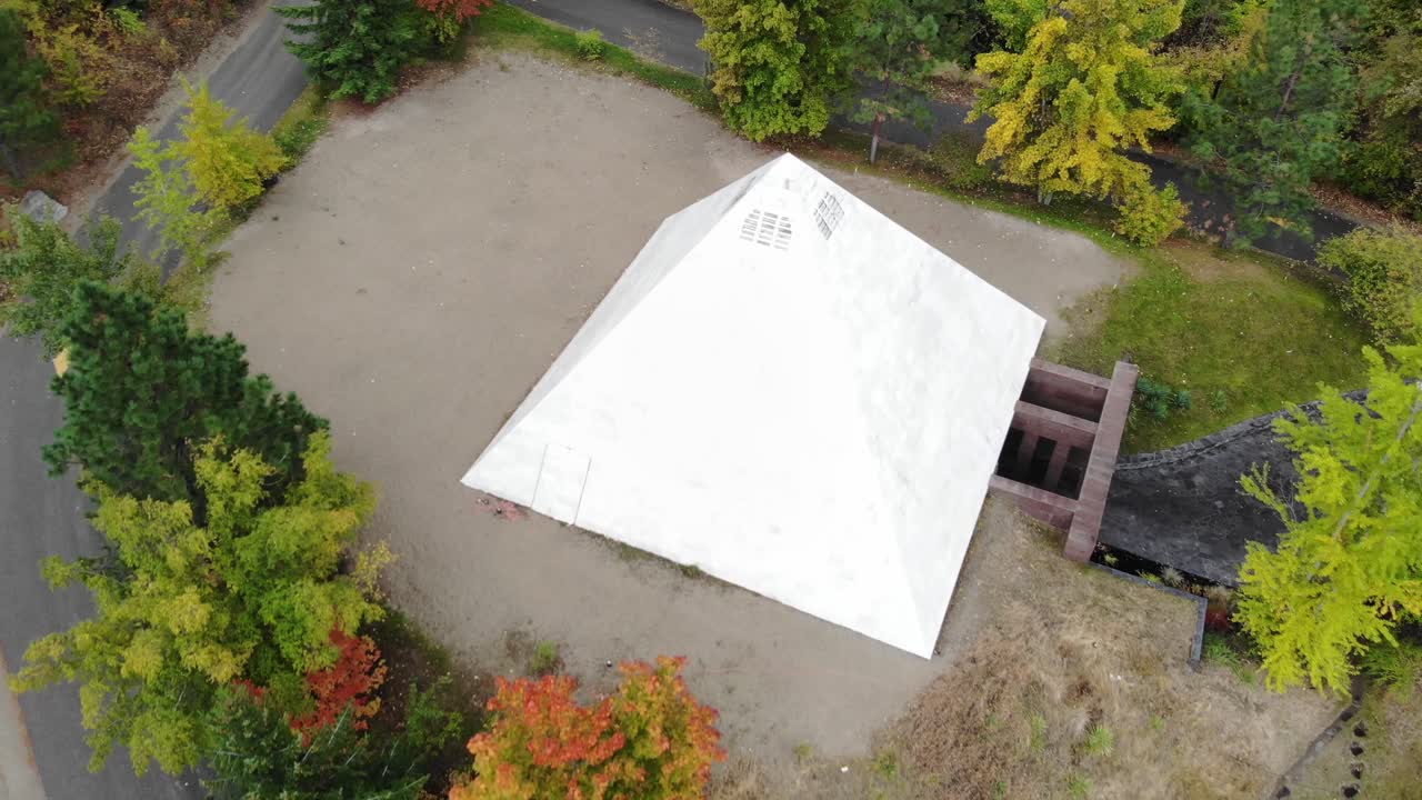 vuelo aéreo de drones sobre pirámide