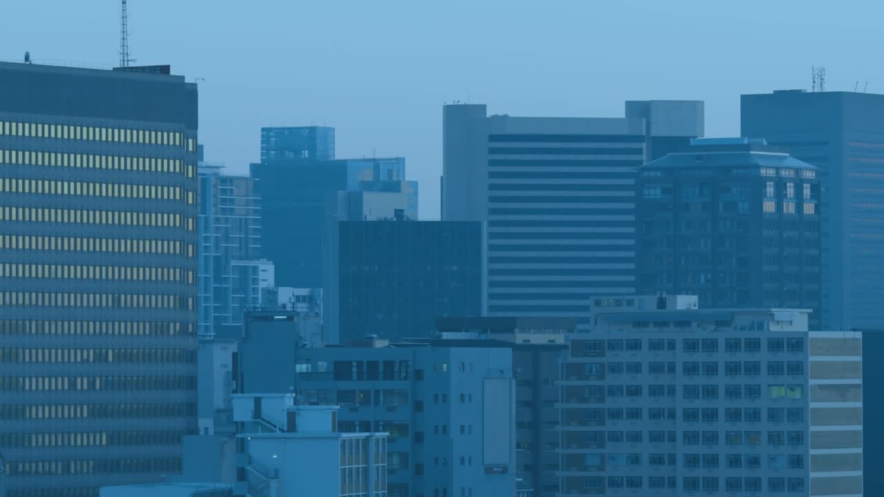 Una vista general de un paisaje urbano con edificios modernos y un cielo despejado