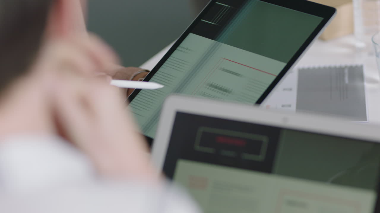 mujer de negocios profesional que usa una tableta presentando una estrategia de marketing compartiendo ideas hablando con el cliente mostrando el plan de desarrollo de la tecnología móvil en una reunión de oficina